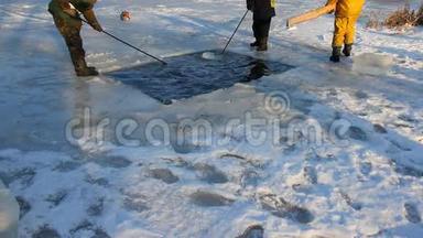渔民在湖上切冰为鱼提供氧气，在湖上切冰为鱼制造通<strong>风口</strong>，